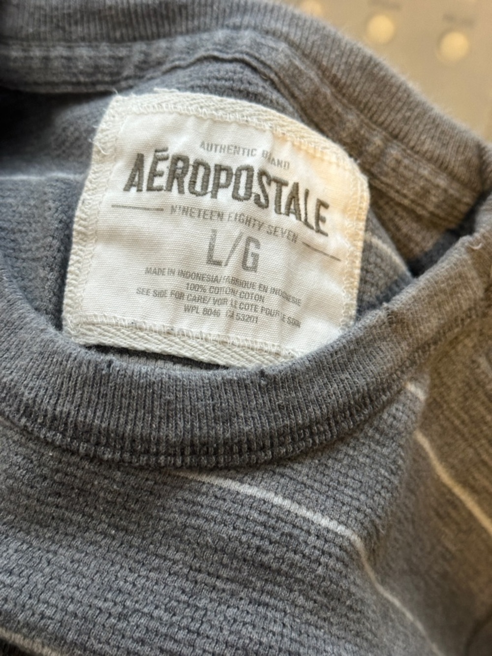 Aeropostale Mens Gray Crewneck Sweater with White Stripes Large Preowned